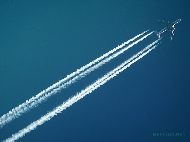 Почему самолёты оставляют белые полосы в небе