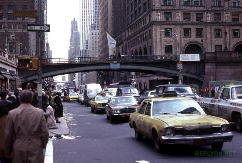 Желтые такси Checker в Нью-Йорке 1973 год
