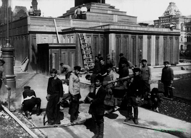 Строительство первого деревянного мавзолея Ленина в 1924 году