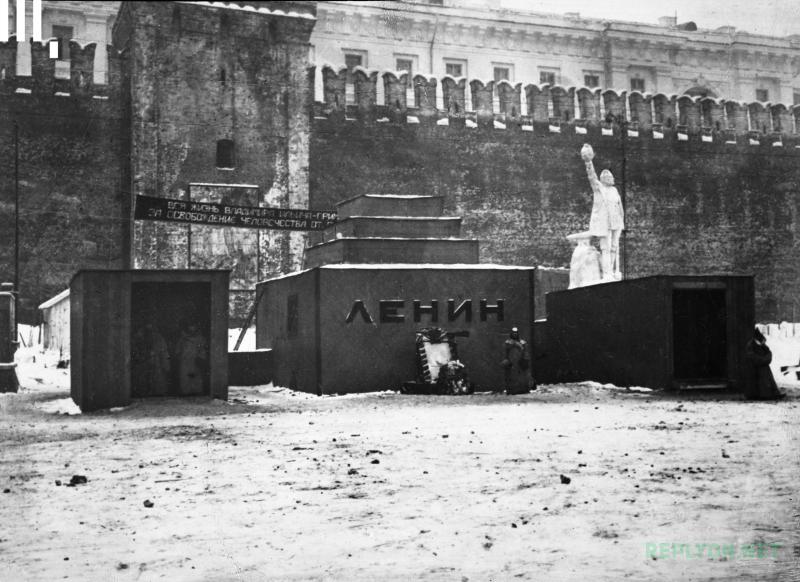 Первый временный мавзолей Ленина в 1924 году