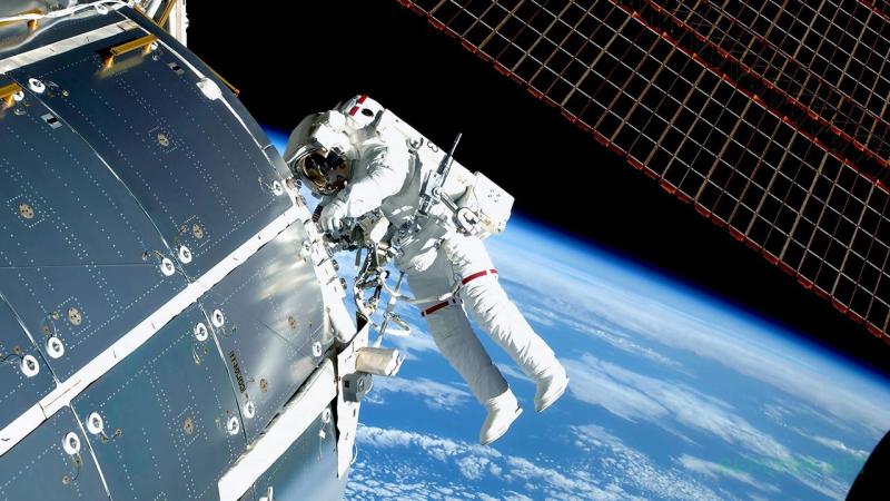 Астронавт в открытом космосе над Землей