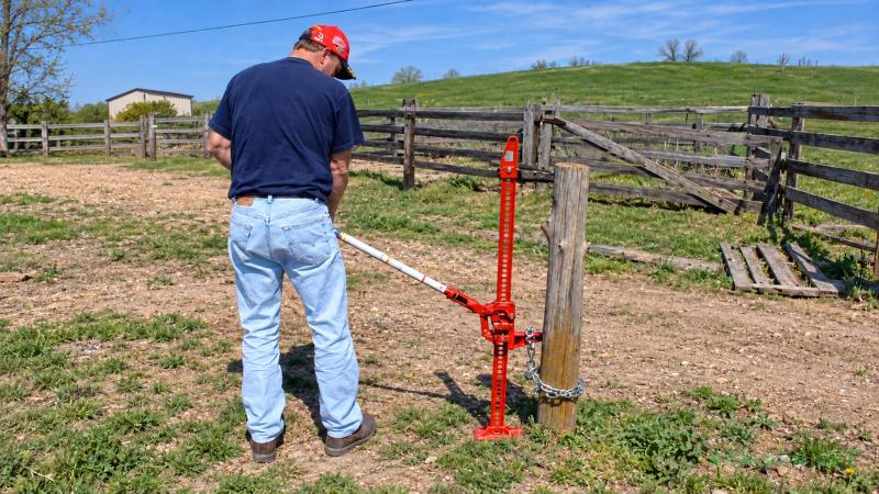 Извлечение пня из земли с помощью реечного домкрата и цепи